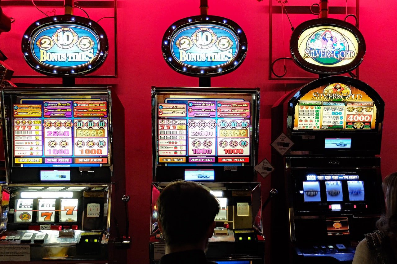 ndl97 ဘောလုံးပွဲကြည့်ရင်း Live Betting ကစားနေသောမြင်ကွင်း